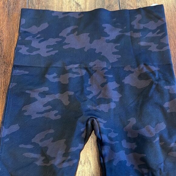 SPANX Look at Me Now Seamless Cropped Leggings SIZE S in EUC Camo - Picture 2 of 6